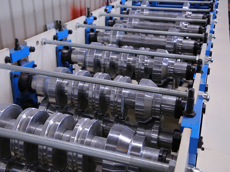 Standing seam roof forming machine Standing seam roof forming machine