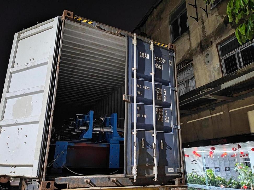 BMS hat Container beladen und 2 Solar-Bracket-Rollformmaschinen an einen europäischen Kunden geliefert.